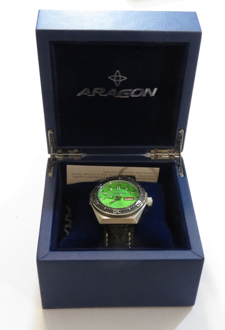 AUTOMATIC DIVE WATCH CROCODILE BAND: An Aragon automatic diver watch with a Seiko SII NH36A movement and genuine crocodile band. Watch face designates it as "AUTOMATIC PROFESSIONAL W.R. 300 M / 990FT". Day/date functions. Watch