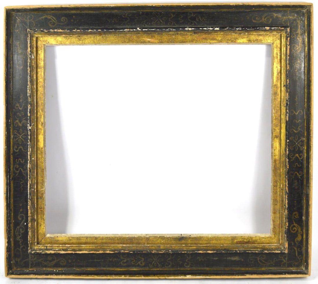 FINE CASSETTA & SCRAFFITO FRAME: A very well made cassetta frame with scrafitto work in the cassetta panel. With a giltwood inner edge. Measures: 32" x 28" Rabbet: 24 1/4' x 20 1/4"