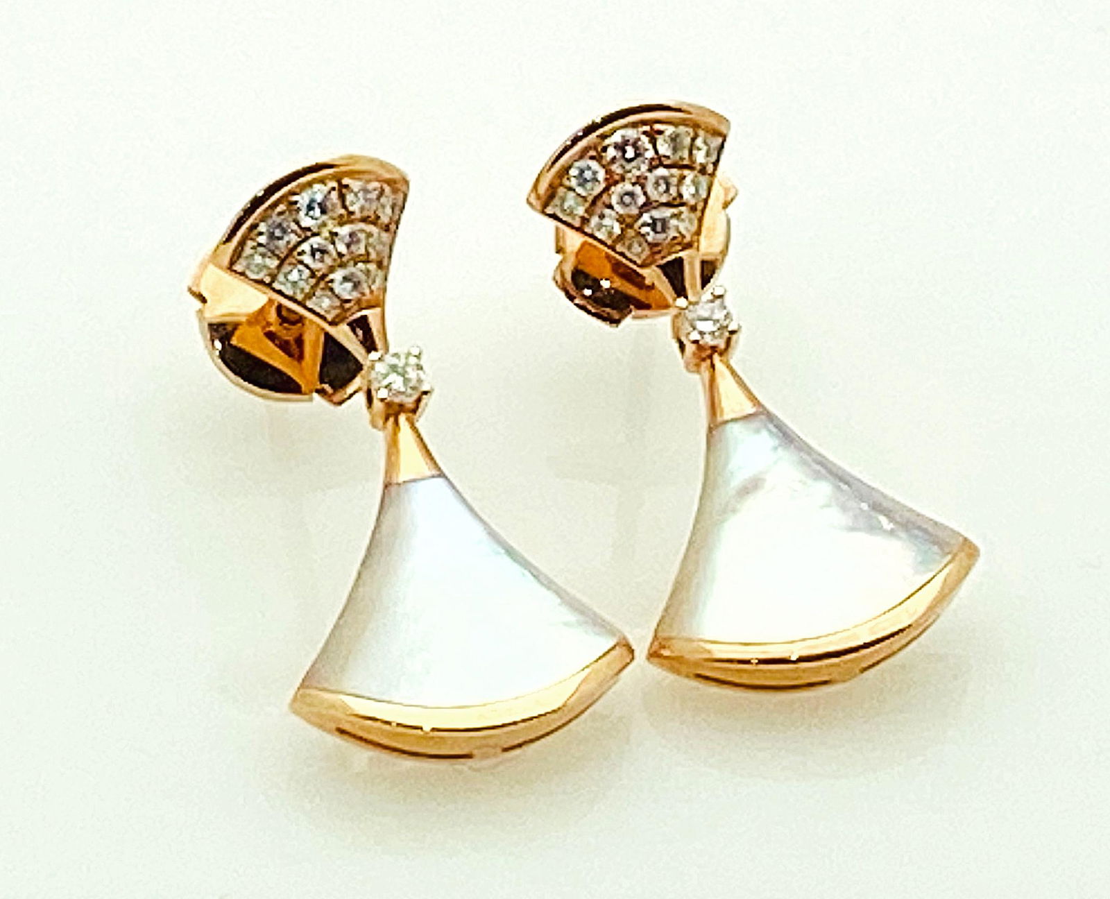 BVLGARI 18K MOTHER OF PEARL DIAMOND EARRINGS: BVLGARI 18K ROSE GOLD MOTHER OF PEARL AND DIAMONDS EARRINGS:BRAND: BVLGARI:COLLECTION : DIVA'S DREAM :STONES : 2 MOP, 26 DIAMONDS:21 X11.6mm :CONDITION : EXCELLENT LIKE NEW!