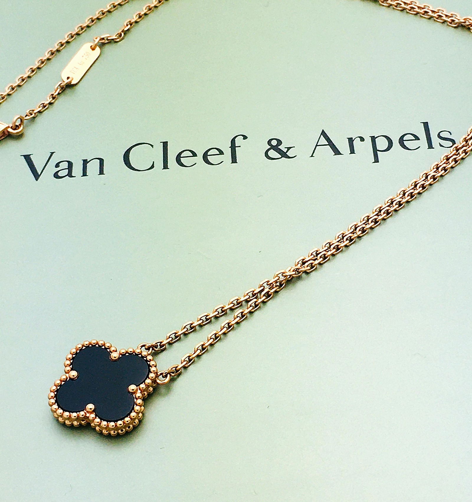 Van Cleef & Arpels 18k Vintage Alhambra Pendant: Van Cleef & Arpels 18k Rose Gold Vintage Alhambra Pendant NecklaceOnyxBRAND : Van Cleef & Arpels COLLECTION: Vintage AlhambraSTONES: 1 OnyxSIZE: 16.8"CONDITION: Excellent Like New!