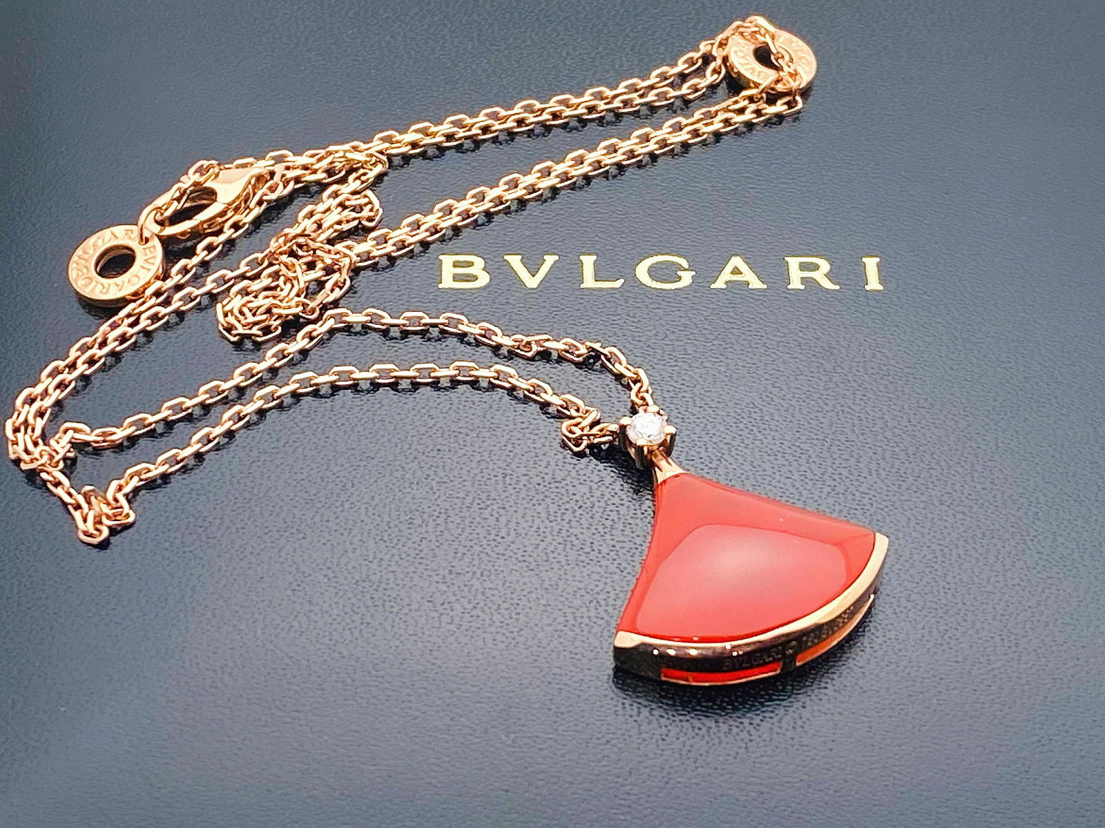 BVLGARI 18K GOLD CARNELIAN DIAMOND PENDANT NECKLACE: BVLGARI 18K ROSE GOLD CARNELIAN AND DIAMOND PENDANT NECKLACE :BRAND: BVLGARI:COLLECTION : DIVA'S DREAM :STONES : 1 CARNELIAN , 1 DIAMOND :18" LENGTH:21.5 X19mm PENDANT:CONDITION : EXCELLENT LIKE NEW!