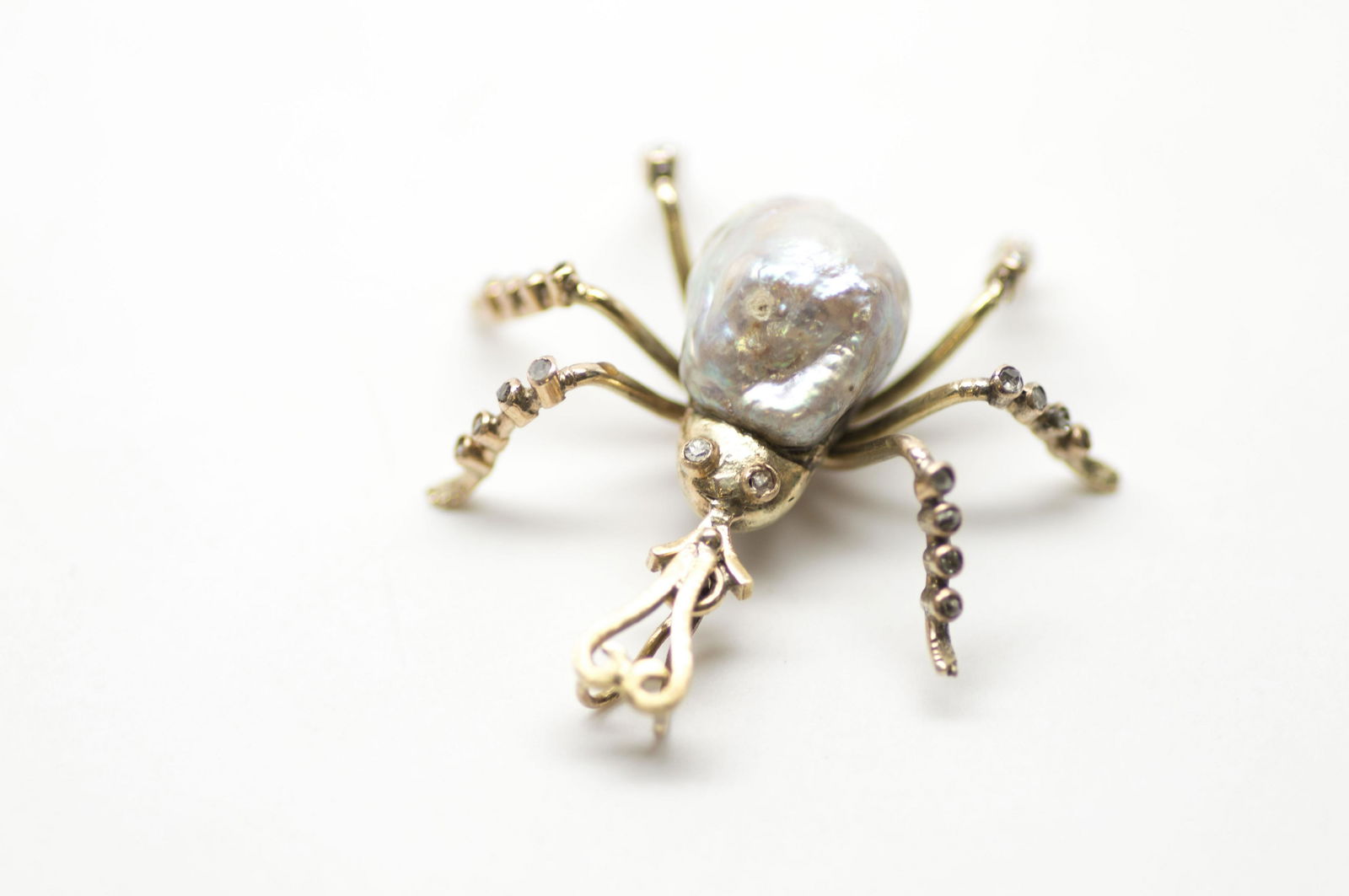 18 KT yellow Gold Pearl and Diamonds spider Pendant (1 of 2)