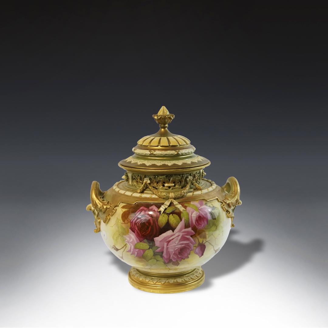 A big XIX century English Royal Worcester: A big XIX century English Royal Worcester vase with top. Painted with flower scenes. Measurement 15"x10"