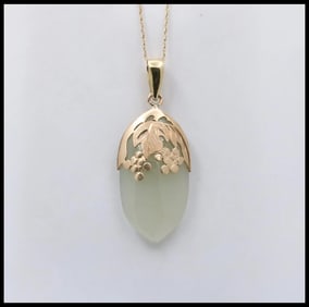 Vintage 14K Yellow Gold Jadeite Jade Grape Motif Charm Pendant.
