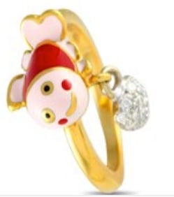 This Aaron Basha ring is full of personality. At the top of the 1mm wide band, a smiling clownfish