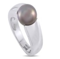 This Boucheron ring is simple, stylish, and ideal for everyday wear. At the center of this pieces