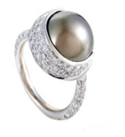 The stunning darkness and immaculately gleaming surface of the gorgeous 13.70mm Tahitian pearl