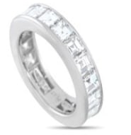 In platinum and with 3.65 carats of diamonds running along its entire circumference, this Harry