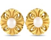 This impeccably crafted bangle-style bracelet pairs 1.05 carats of sparkling diamond baguettes with