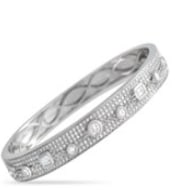 This sleek, sophisticated bangle-style bracelet comes to life thanks to a series of sparkling