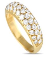 Sparkling pav diamonds effortlessly emanate light from their place at the top of this stylish Van