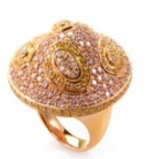This ring is opulent and shines with diamonds. The setting is made of 18K rose gold and boasts a