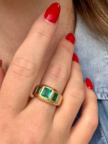 3 Stone Emerald Hammered Finish Ring, 18k