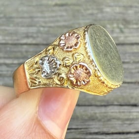 Vintage Tricolor 14K Gold Shell and Flower Motif Signet Ring