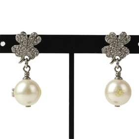 CHANEL 15P Fake Pearl Rhinestone Clover Coco Mark Swing Earrings Silver Color White Women's