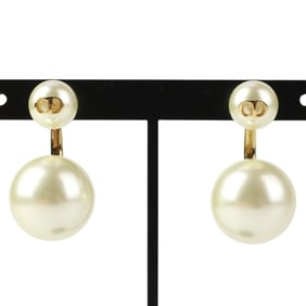 Christian Dior CD logo design catch fake pearl stud earrings white gold color ladies
