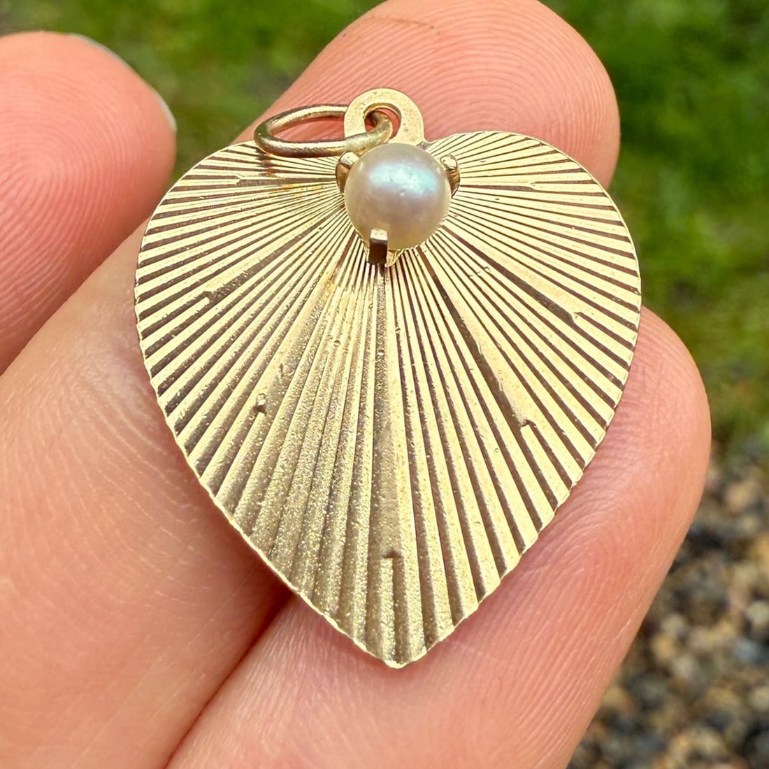 Vintage 14K Gold and Pearl Engine Turned Heart Charm: Vintage 14K Gold and Pearl Engine Turned Heart Charm. Metal: 14K Yellow Gold Weight: 2.4 grams Measurements: 0.8â€ long by 0.8â€ wide Pearl: 4 mm wide Markings: â