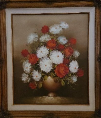 Robert Cox : This is an amazing hand-signed Still Life oil painting on canvas of flowers. Presented in an ornate frame. The frame and painting are in good condition. Signature is in the lower right corner by Ameri