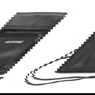 Balenciaga EXPLORER POUCH 532298 Men,Women Leather Shoulder Bag Black: Category: SizeSize (HxWxD): 20cm x 15cm x 4cm / 7.87'' x 5.9'' x 1.57''Strap Length: 122cm / 48.03''Category: DesignType: Shoulder bagColor: BlackGender: Men,WomenMaterial: Leather Category: GeneralBr