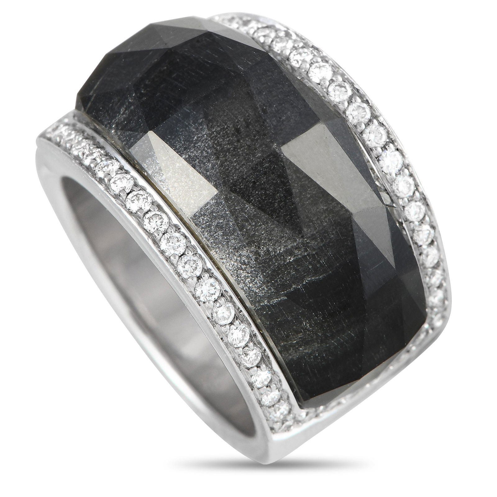 Stephen Webster Crystal Haze 18K White Gold 0.60ct Diamond and Crystal Ring SW01-082124: This Stephen Webster Crystal Haze offers a beautiful combination of colors and textures. A large crystal with a black backing serves as a stunning focal point, while a series of diamonds totaling 0.60