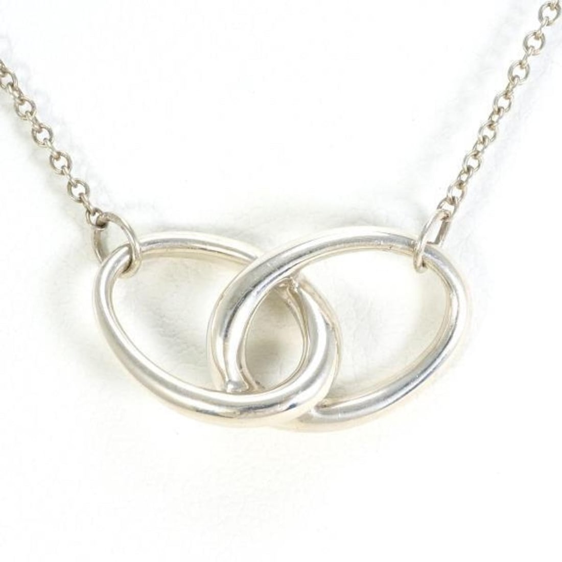 Tiffany double loop silver necklace, total weight approx. 2.6g, 41cm: --- Catalog ---Category: SizeWeight: 2.6g / 0.09oz.Pendant Size: 10mm x 22mm / 0.39'' x 0.86''Neck Circumference: 41 cm / 16.14''Category: DesignGender: WomenMaterial: Silver 925Necklace Type: Necklac