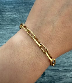 This vintage 18K gold bracelet has a cool rock and roll aesthetic with its coiled and paperclip