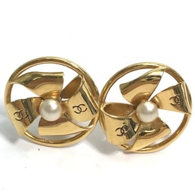 CHANEL Vintage Faux Pearl Ribbon Round CC Coco Mark Earrings in Metal, Gold, for Women