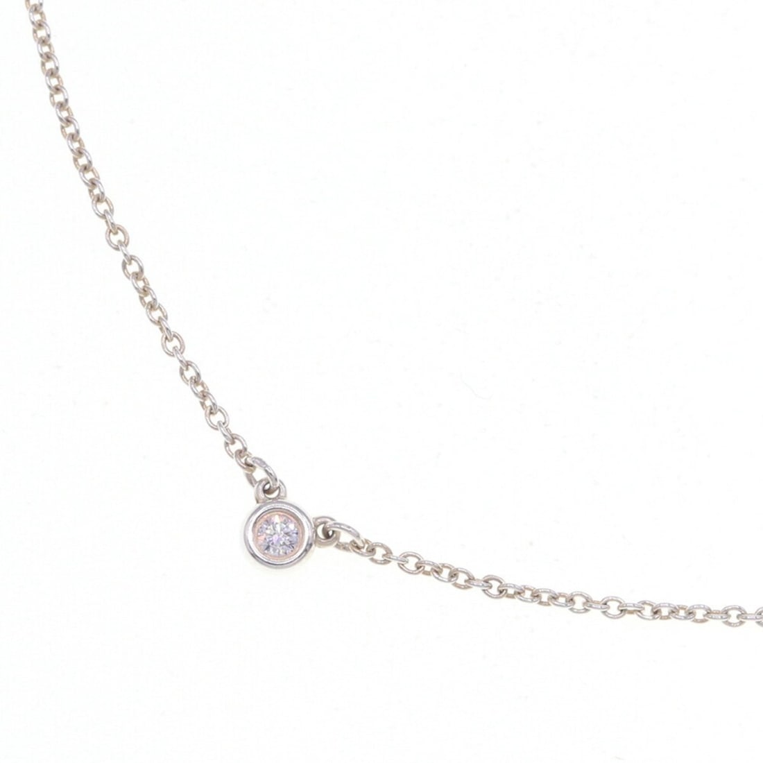 Tiffany & Co. Elsa Peretti By the Yard necklace with a single diamond in sterling silver (925).: --- Catalog ---Category: SizeWeight: 1.6g / 0.05oz.Pendant Size: 3.7mm / 0.14''Neck Circumference: 41.5 cm / 16.33''Category: DesignMetal: SilverStone: DiamondGender: WomenMaterial: Sterling silver 92