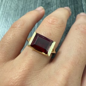 Synthetic Garnet and 10K Gold Squared Ring