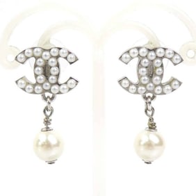 CHANEL Coco Mark Metal Faux Pearl Earrings in Silver and White for Women e60900k