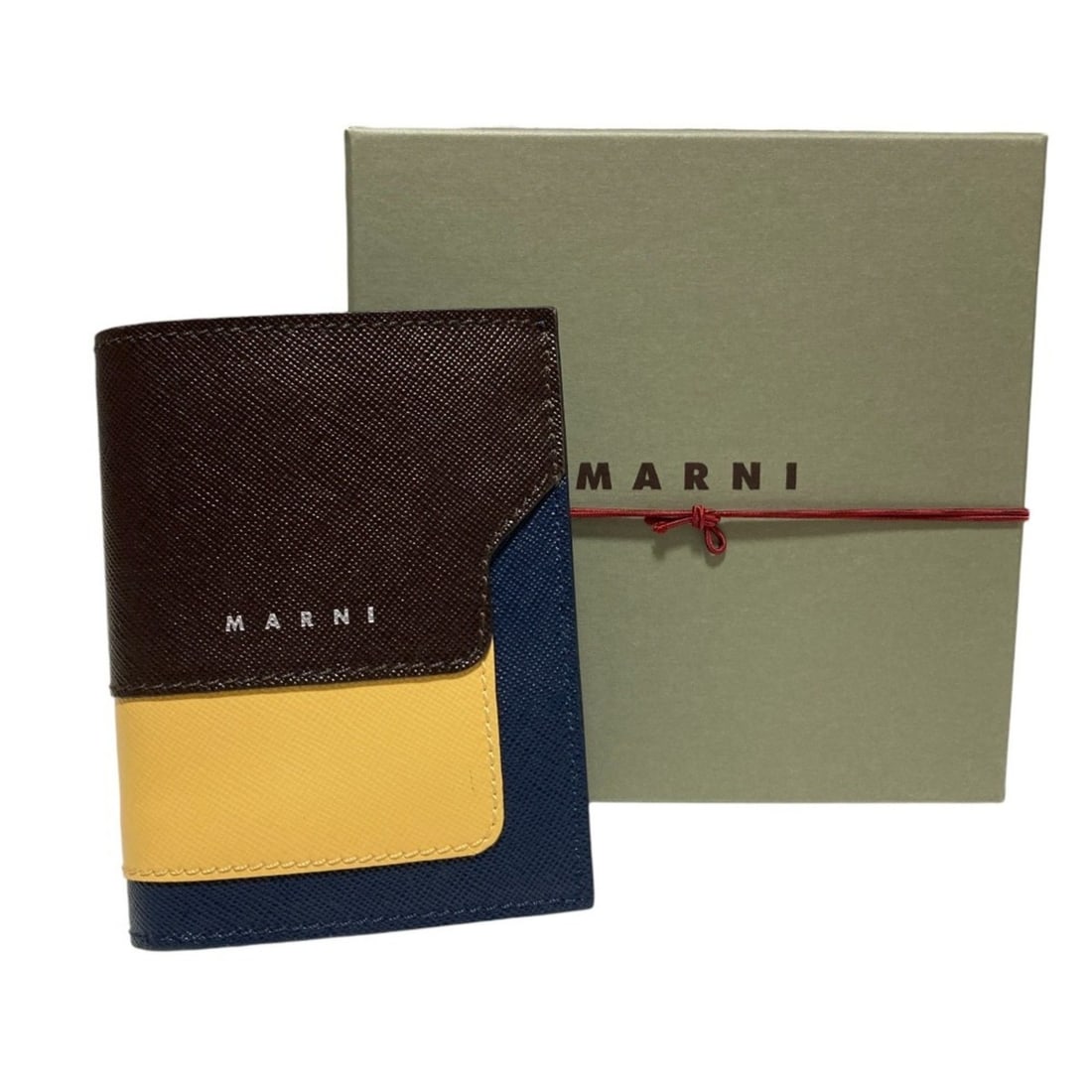 MARNI Saffiano Leather Billfold Wallet, Bi-fold Navy, Yellow, Brown, Men's and Women's: --- Catalog ---Category: SizeSize (HxWxD): 11cm x 8.5cm x 2cm / 4.33'' x 3.34'' x 0.78''Category: DesignType: Wallet (bi-fold)Color: Brown, Navy, YellowGender: Men,WomenCategory: GeneralBrand: Marni--