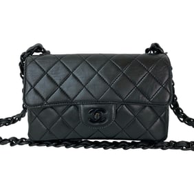 Seal No. 5 CHANEL Matelasse Coco Mark Lambskin Shoulder Bag Pochette Black 39763