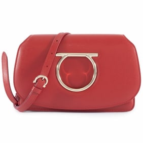 Salvatore Ferragamo camera bag/shoulder bag AU-22 D293 in red leather with Gancini strap for women.
