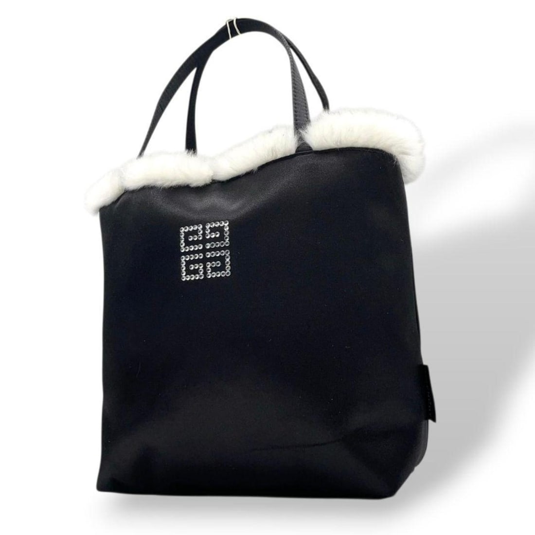 Givenchy handbag, black, 4G logo, fur, rhinestones, nylon, u15 tote bag, GIVENCHY black logo compact: --- Catalog ---Category: SizeSize (HxWxD): 20cm x 18cm x 10cm / 7.87'' x 7.08'' x 3.93''Category: DesignType: Handbag, Tote bagColor: BlackGender: Men,WomenMaterial: Nylon Category: GeneralBrand: Give