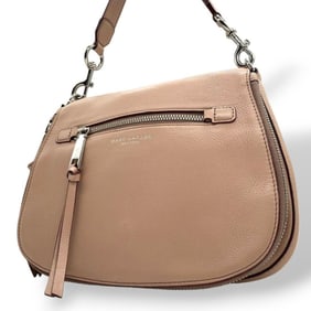 MARC JACOBS pink hobo leather shoulder bag with silver hardware.