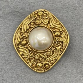 CHANEL Brooch with Faux Pearls in Gold for Women
