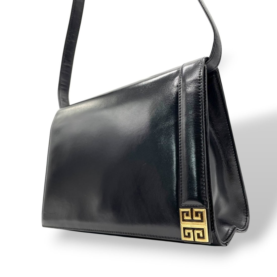 Givenchy Shoulder Bag, Black Leather, Gold Hardware, Logo, Vintage C5: --- Catalog ---Category: SizeSize (HxWxD): 19cm x 25cm x 9cm / 7.48'' x 9.84'' x 3.54''Category: DesignType: Shoulder bagColor: BlackGender: WomenMaterial: Leather Category: GeneralBrand: Givenchy---
