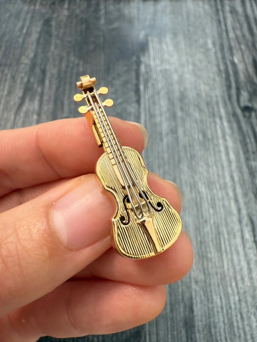 Vintage 18K Gold Violin Pin: Metal: 18K Yellow GoldWeight: 4.1 gramsMeasurements: 1.4" long by 0.6" wideMarkings: "B91 18K 750"