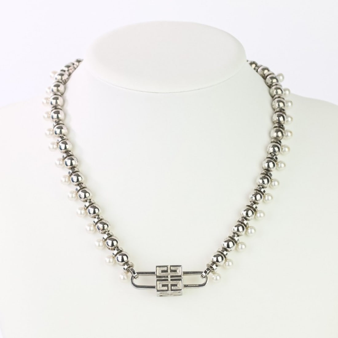 GIVENCHY 4G Metal Logo Cube Ball and Faux Pearl Necklace in Silver for Women: --- Catalog ---Category: SizeStone Diameter: 6.00mm / 0.24''Neck Circumference: 47 cm / 18.5''Category: DesignColor: SilverStone: PearlGender: WomenMaterial: MetalNecklace Type: NecklaceCategory: Gene
