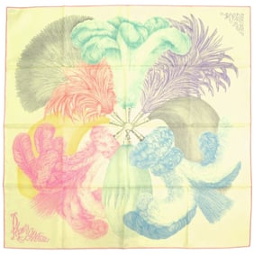 Unused Hermès Carré 90 "Plumets et Panache" feather and plume ornament silk light yellow scarf