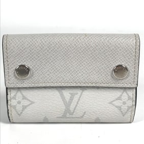 LOUIS VUITTON M67621 Taiga Rama Discovery Compact Wallet, a tri-fold wallet in leather and Monogram