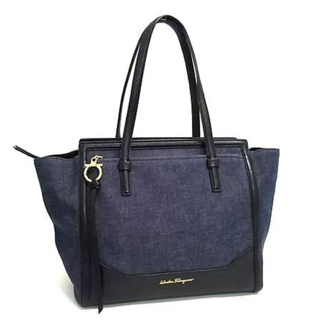 Salvatore Ferragamo Gancini Amy handbag EZ21 F759 in navy and black denim leather for women: --- Catalog ---Category: SizeSize (HxWxD): 26.5cm x 28cm x 15.5cm / 10.43'' x 11.02'' x 6.1''Category: DesignType: Handbag, Shoulder bag, Tote bagColor: Black, NavyGender: Men,WomenMaterial: Denim , L