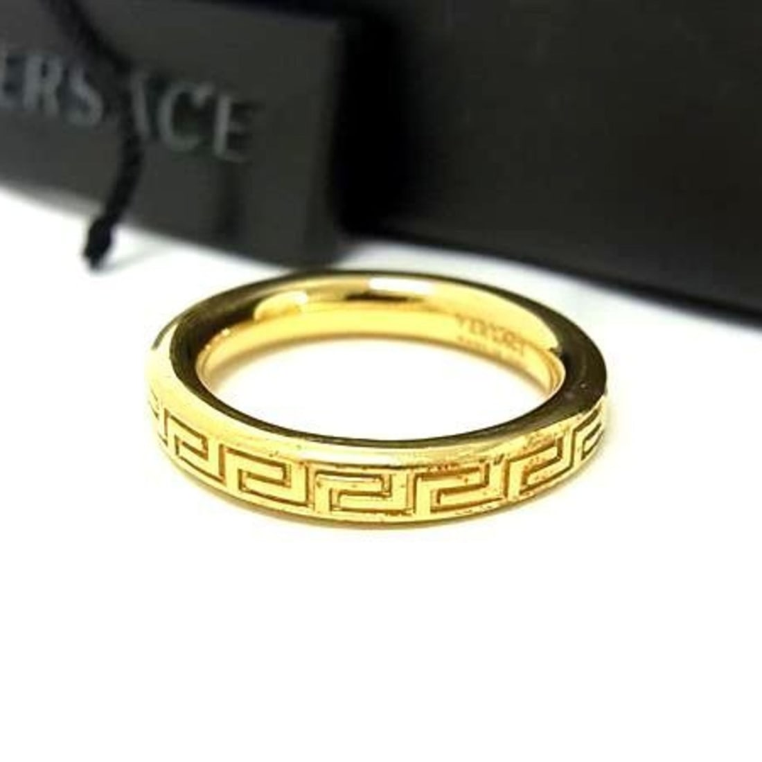 VERSACE Greca gold metal ring for men and women: --- Catalog ---Category: SizeJP Size: 11.5US Size: 6Category: DesignType: Band ringColor: GoldGender: Men,Women,UnisexMaterial: MetalCategory: GeneralBrand: VersaceCountry of Origin: Italy--- Item Lis