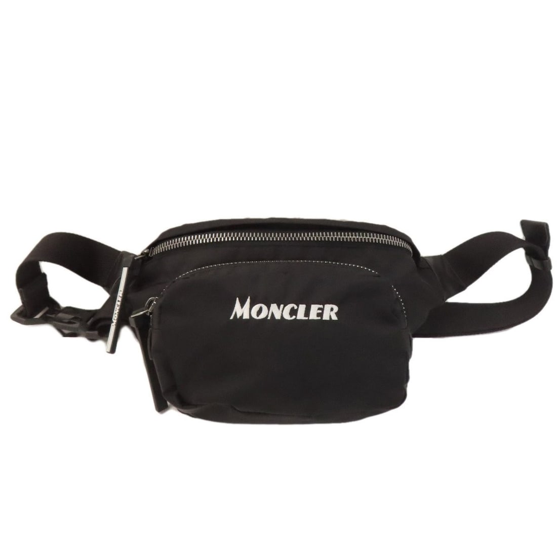 Moncler logo body bag, nylon material, women's, MONCLER: --- Catalog ---Category: SizeSize (HxWxD): 17cm x 36cm x 8cm / 6.69'' x 14.17'' x 3.14''Category: DesignType: Sling bagColor: BlackGender: WomenMaterial: Nylon Category: GeneralBrand: Moncler--- Item