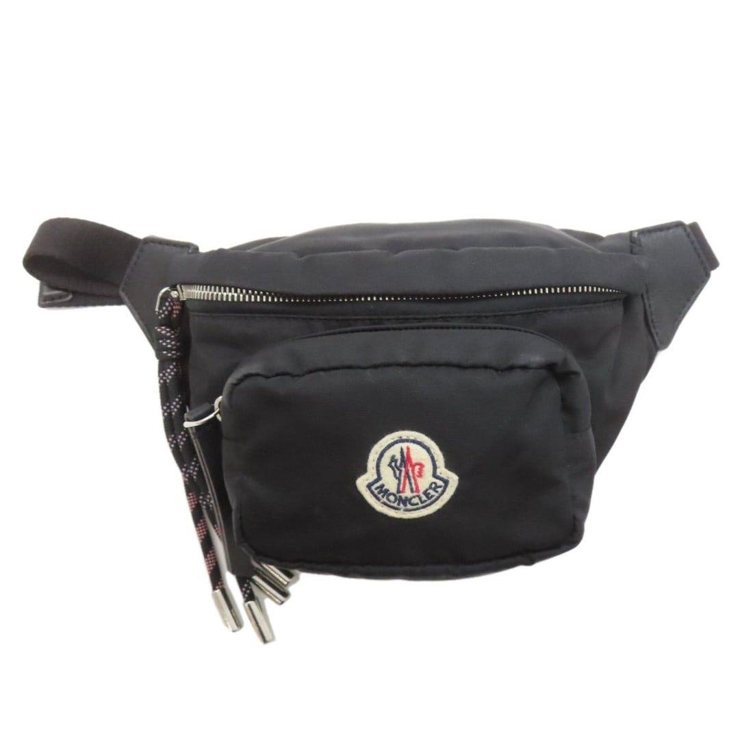 Moncler logo hip bag/waist bag, nylon material, women's, MONCLER: --- Catalog ---Category: SizeSize (HxWxD): 15.5cm x 22cm x 2cm / 6.1'' x 8.66'' x 0.78''Category: DesignType: Fanny packColor: BlackGender: WomenMaterial: Nylon Category: GeneralBrand: Moncler--- Item