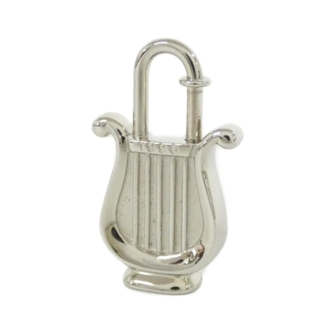 Hermes HARP Cadena Keychain: --- Catalog ---Category: SizeSize (HxWxD): 3.9cm x 2.4cm / 1.53'' x 0.94''Category: DesignType: KeyringColor: SilverGender: WomenCategory: GeneralBrand: Hermes--- Item List ---Section: ConditionRankin
