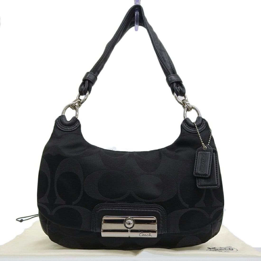 Coach Signature Bag 16930 Canvas Black: --- Catalog ---Category: SizeSize (HxWxD): 20cm x 32.5cm x 7cm / 7.87'' x 12.79'' x 2.75''Strap Length: 46cm / 18.11''Category: DesignType: Shoulder bagColor: BlackGender: WomenClosure: ClipMaterial:
