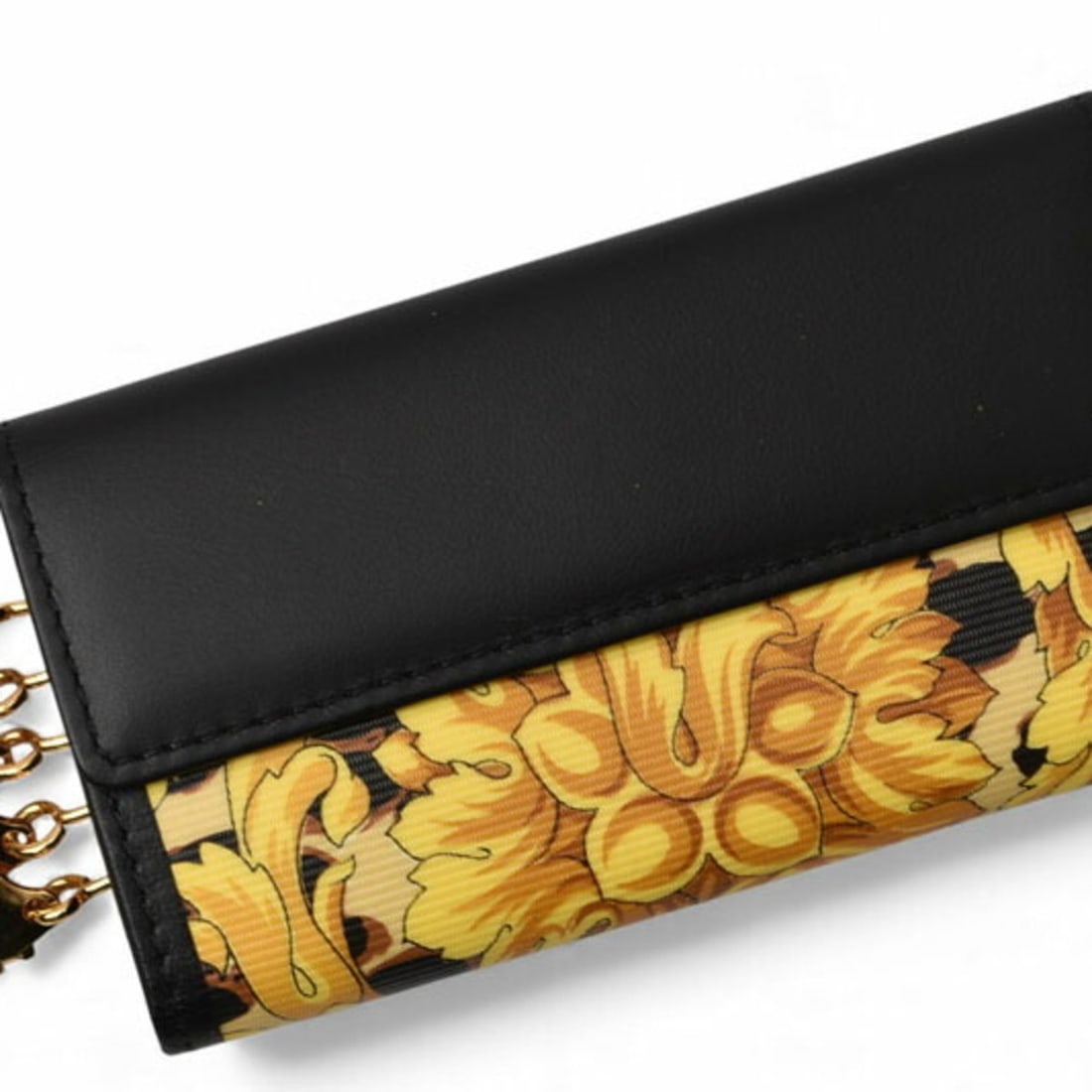 Versace 5-ring key case, floral black and gold: --- Catalog ---Category: DesignType: KeycaseColor: BlackGender: Unisex,Women,MenMaterial: Nylon , Leather Category: GeneralBrand: VersaceCategory: Physical PropertiesSize (HxWxD): 6.2cm x 11cm x 1.5cm