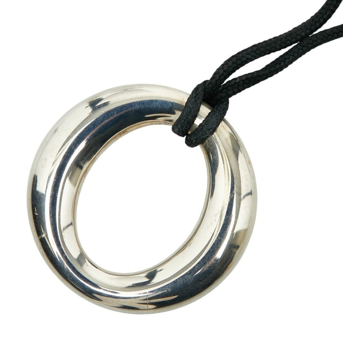 Tiffany & Co. Seviana Necklace in Silver and Black SV925 Sterling Fabric for Women. TIFFANY: --- Catalog ---Category: SizePendant Size: 24.2mm x 24.2mm / 0.95'' x 0.95''Neck Circumference: 38 cm / 14.96''Category: DesignColor: Black, SilverGender: WomenMaterial: Silver 925Necklace Type: Neckl