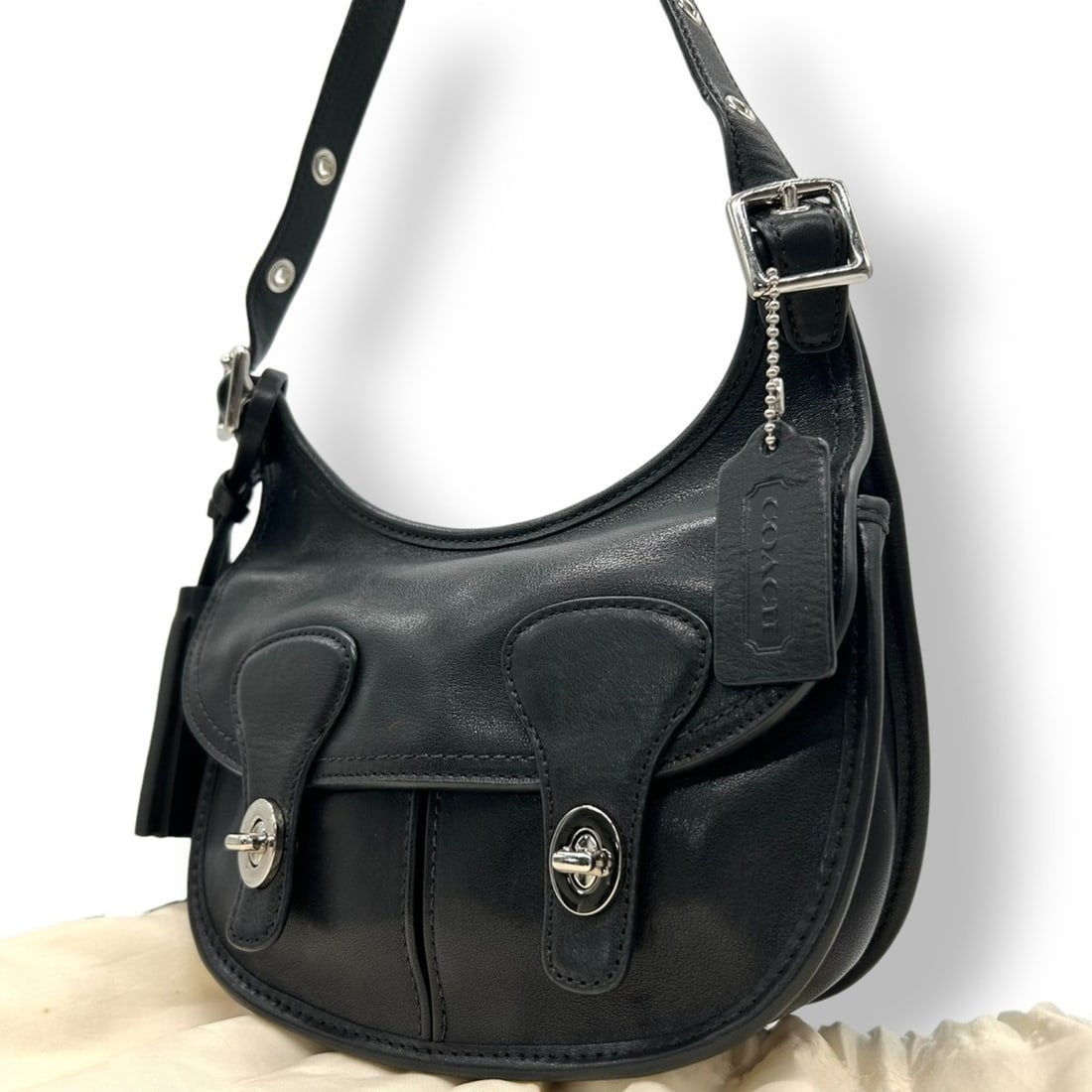 Coach Legacy Archival Rambler 19925 Shoulder Bag in Black Leather with Double Turnlock Tassel and: --- Catalog ---Category: SizeSize (HxWxD): 14cm x 22cm x 6cm / 5.51'' x 8.66'' x 2.36''Category: DesignType: Shoulder bagColor: BlackGender: WomenMaterial: Leather Outer Pocket: Turn lock Category: Ge